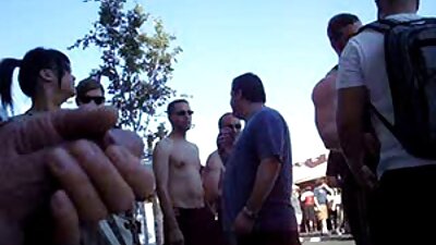 નગ્ન પુરુષ ગધેડા અને આંગળી ફેલાવે છે