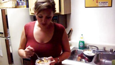 સુપર ક્યૂટ કલાપ્રેમી કૂક સાથે સારા તેના ગર્દભ દબાણ